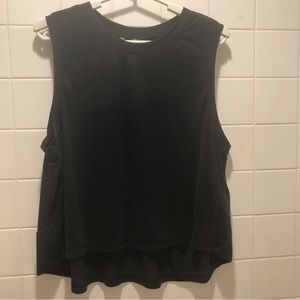 Under Armor Woman’s Large Black Tank Top High Low Hem Banded Neck & Arms Tiered